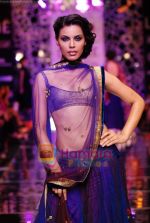 Model walks the ramp for Manish Malhotra Show at Lakme Winter fashion week day 4 on 20th Sept 2010 (63).JPG